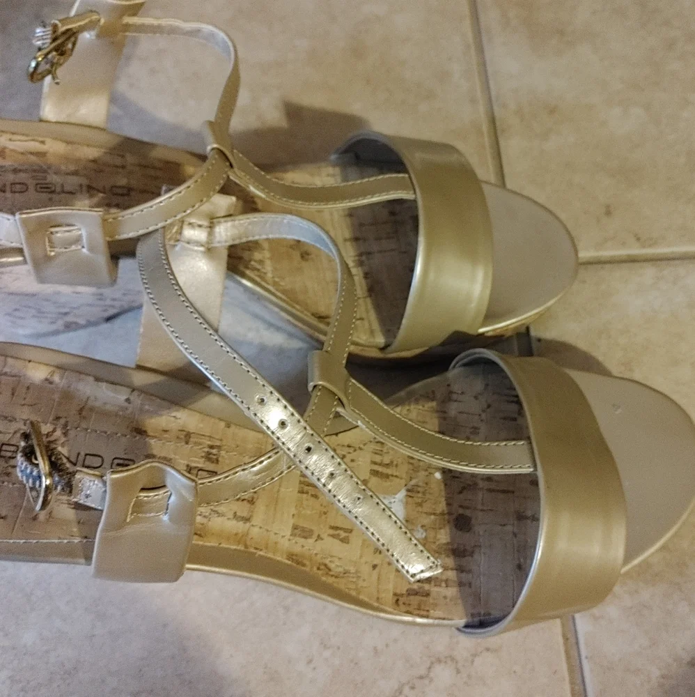 Bandolino Wedges - Picture 7 of 8